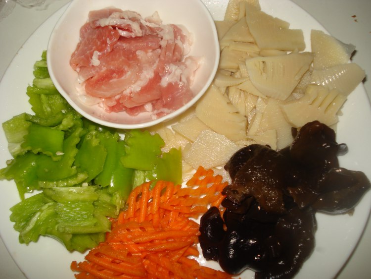 肉片炒冬笋步骤1