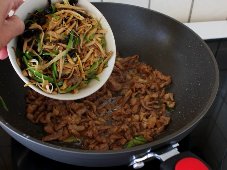 黄花菜木耳炒肉丝步骤7