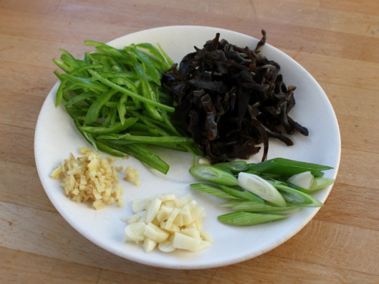 黄花菜木耳炒肉丝步骤4