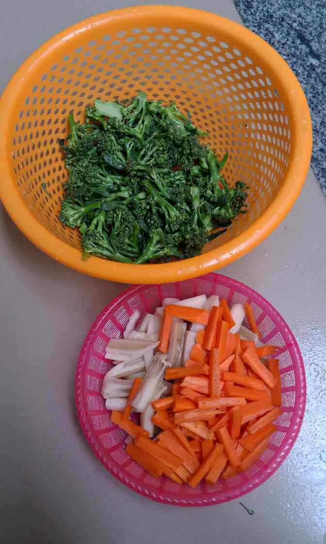 什锦蔬菜炒肉步骤1
