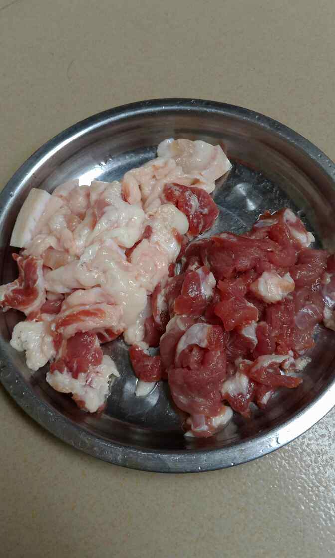 什锦蔬菜炒肉步骤2