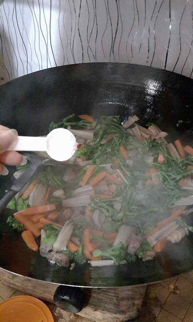 什锦蔬菜炒肉步骤9