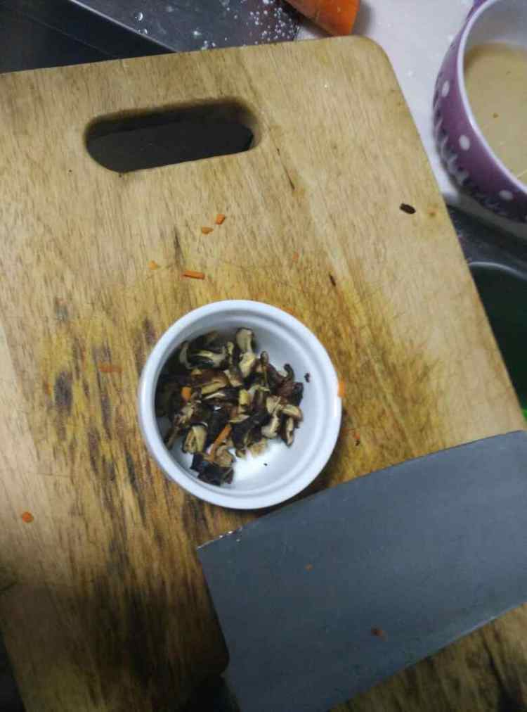 香菇胡萝卜肉末炒饭步骤1