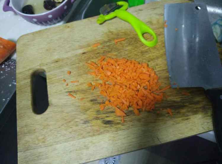 香菇胡萝卜肉末炒饭步骤2