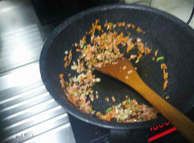 香菇胡萝卜肉末炒饭步骤8