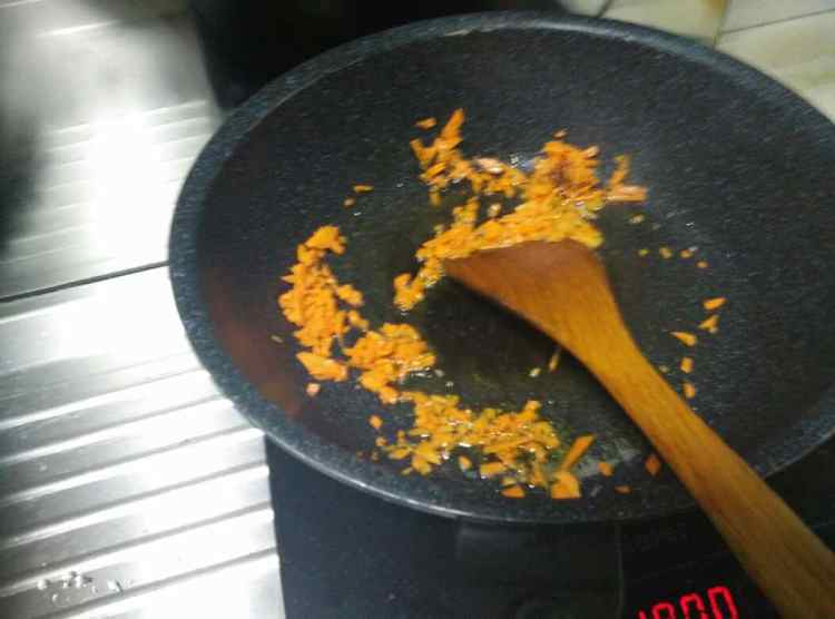 香菇胡萝卜肉末炒饭步骤6