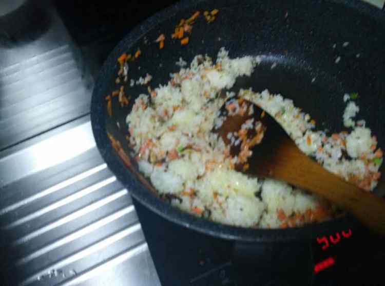 香菇胡萝卜肉末炒饭步骤9
