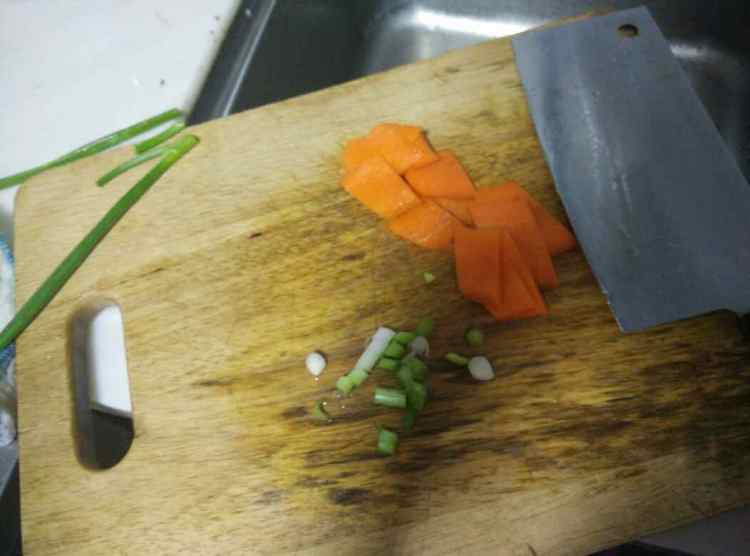 花菜胡萝卜炒肉片步骤2