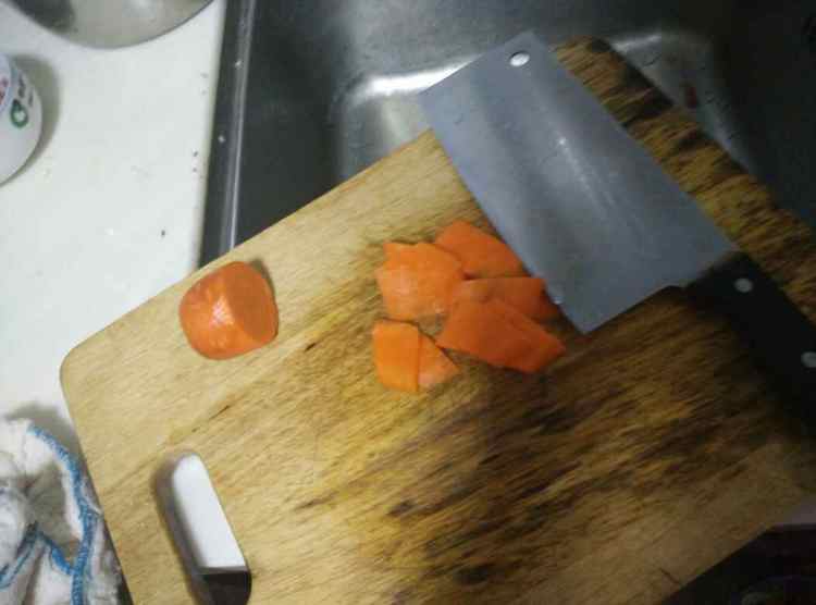 花菜胡萝卜炒肉片步骤1