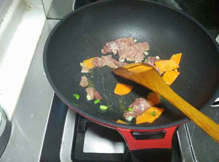花菜胡萝卜炒肉片步骤6