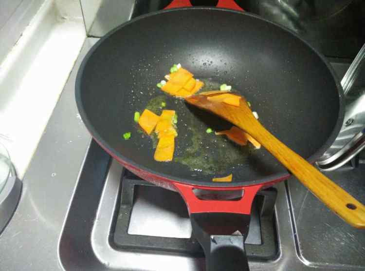 花菜胡萝卜炒肉片步骤5
