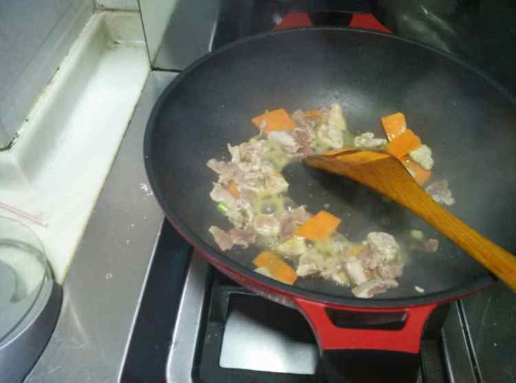 花菜胡萝卜炒肉片步骤7