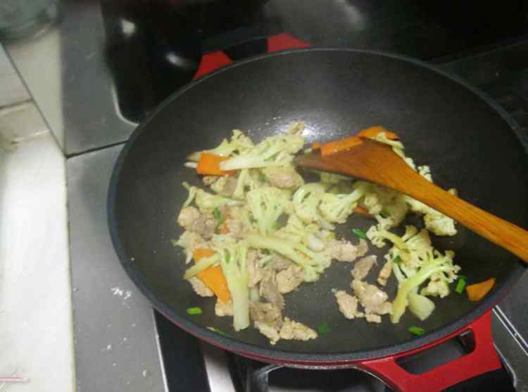 花菜胡萝卜炒肉片步骤9