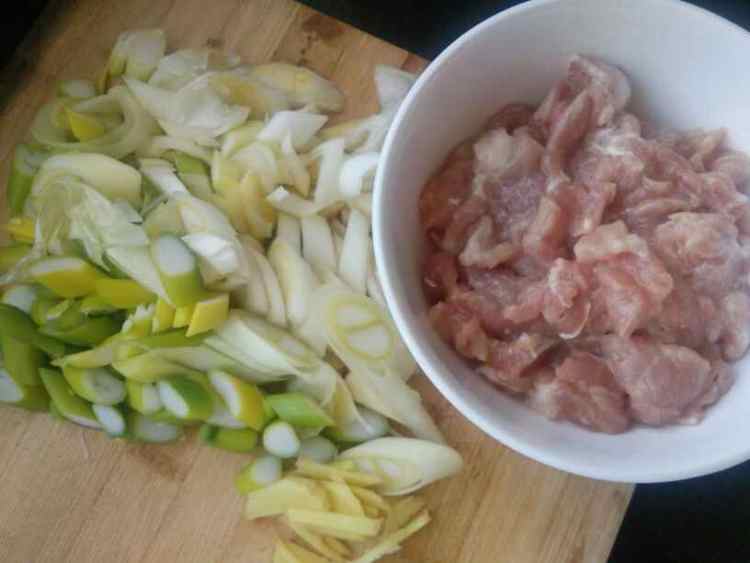 大葱孜然炒肉片步骤1