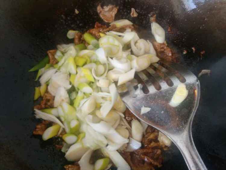 大葱孜然炒肉片步骤6