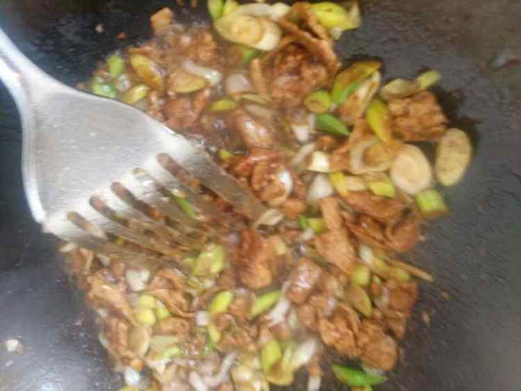 大葱孜然炒肉片步骤9