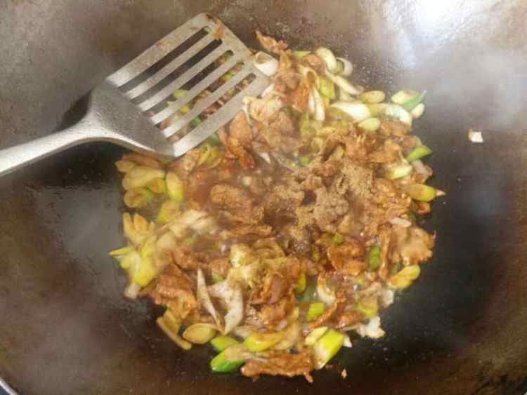 大葱孜然炒肉片步骤8