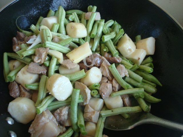 猪肉炖山药豆角步骤7