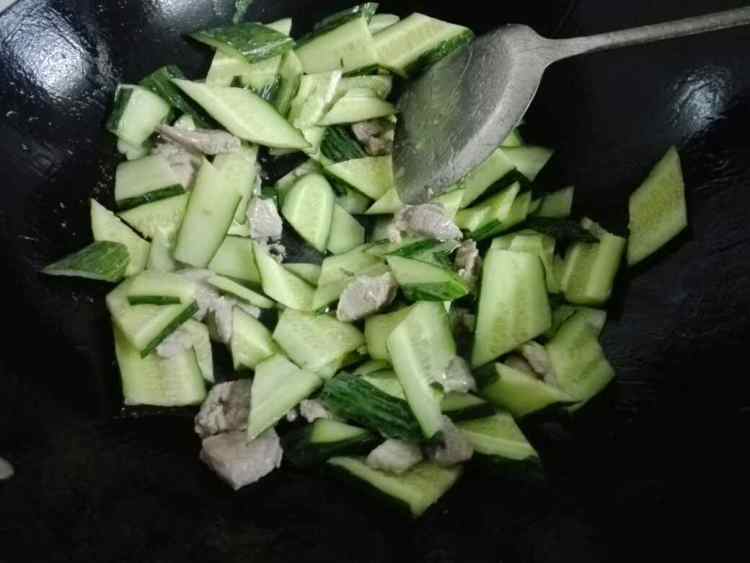 木耳肉片炒青瓜步骤5