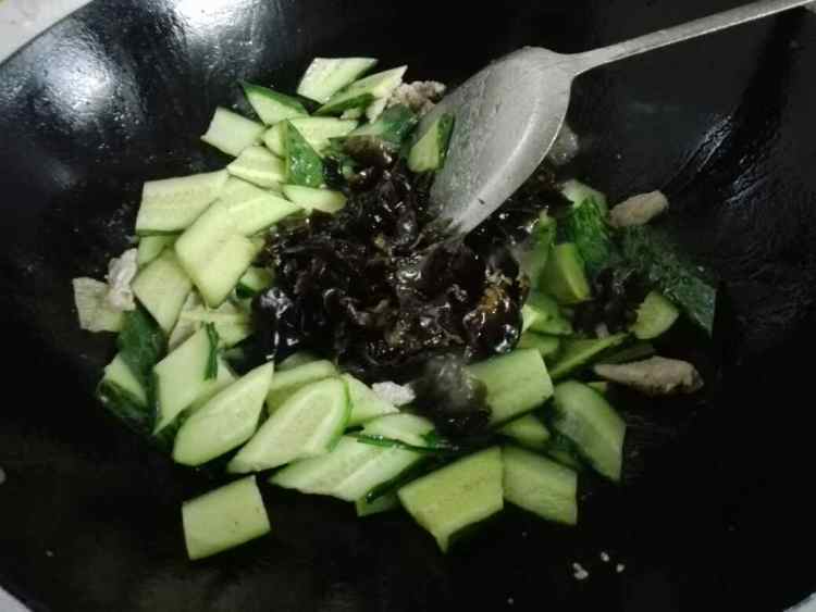 木耳肉片炒青瓜步骤6