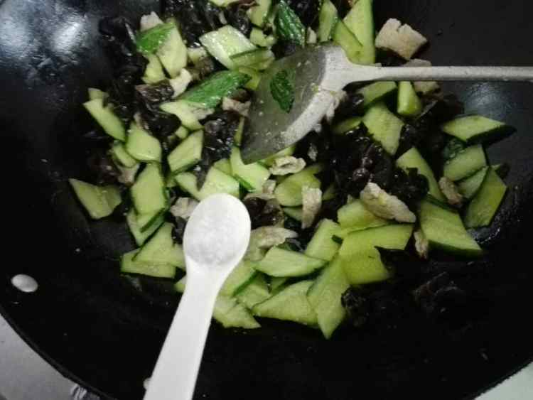 木耳肉片炒青瓜步骤7
