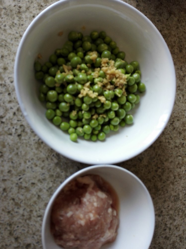 肉末蒸豌豆步骤1