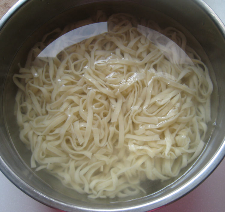 洋葱打卤面步骤6
