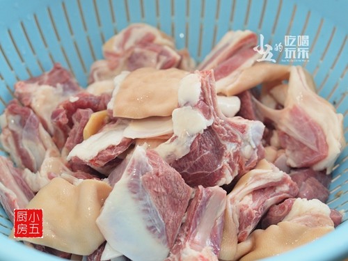 沙茶羊肉煲步骤1