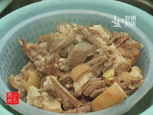 沙茶羊肉煲步骤3