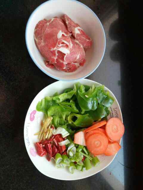 青椒炒羊肉#本味家乡步骤1