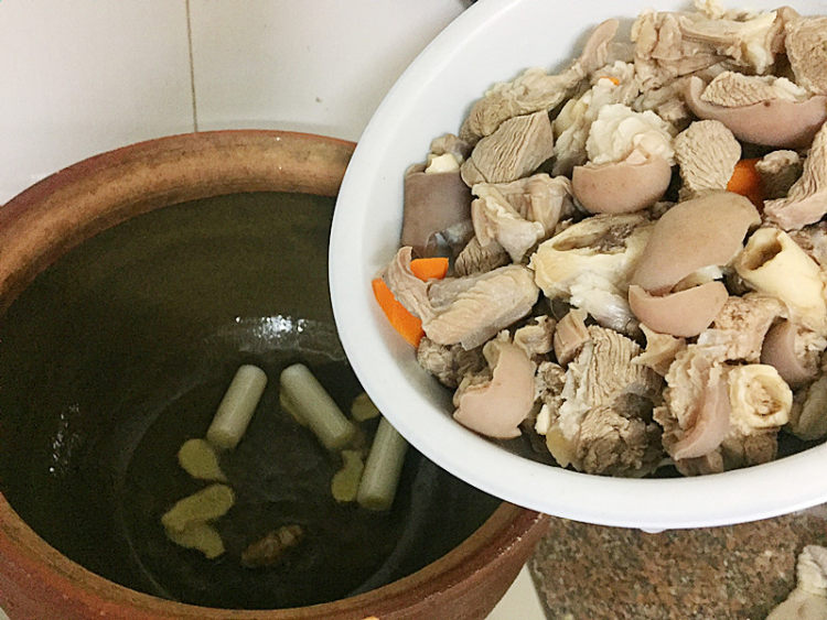 羊肉焖板栗步骤6