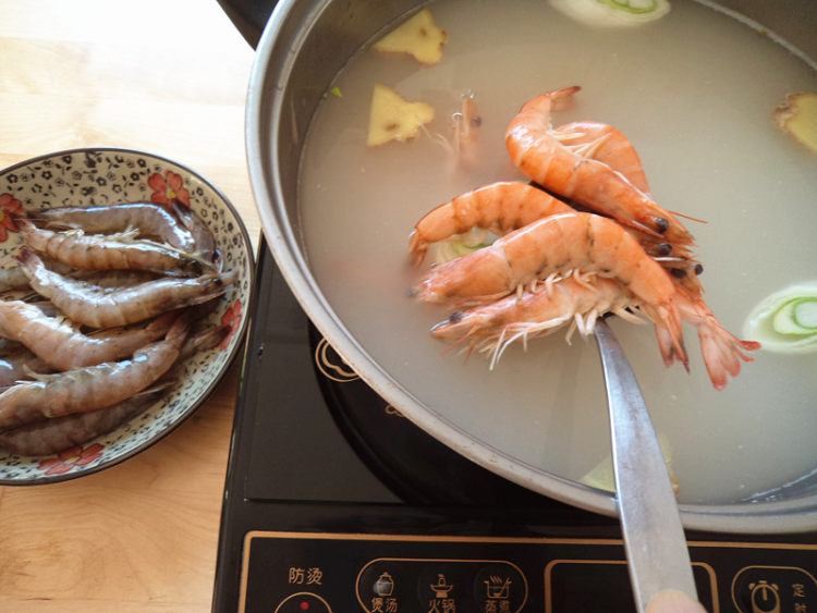鲜虾火锅步骤3
