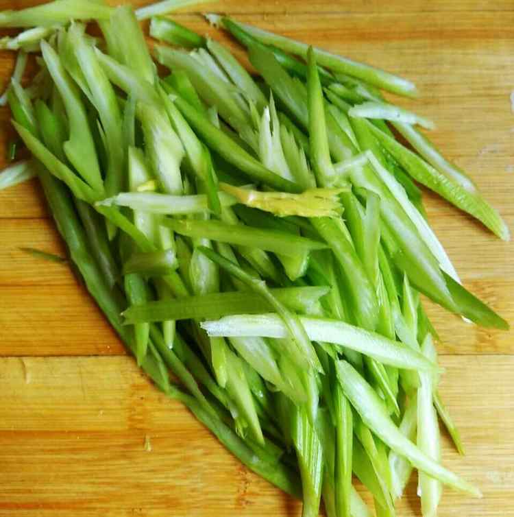 西芹炒羊肉步骤2
