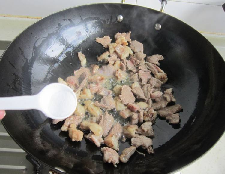 烤肉炒花卷步骤7
