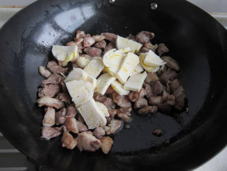 烤肉炒花卷步骤8