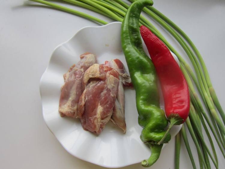 蒜薹炒羊肉步骤1
