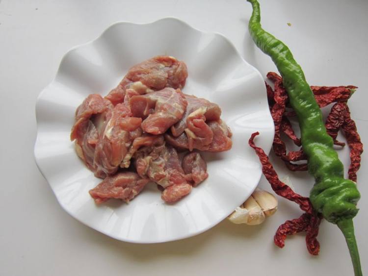 辣皮子滚羊肉步骤1