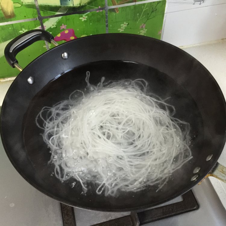 韭菜豆芽炒粉条步骤2