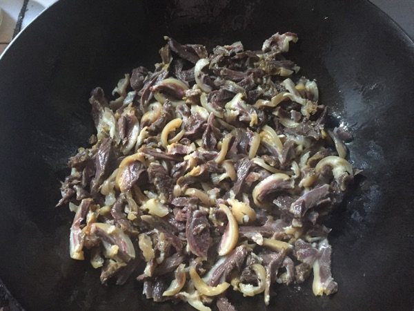 青椒炒腊羊肉步骤5