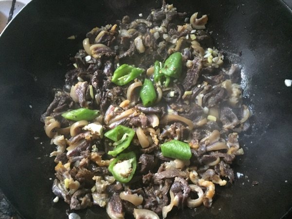 青椒炒腊羊肉步骤7