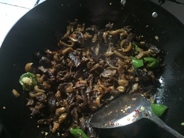 青椒炒腊羊肉步骤8