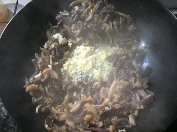 青椒炒腊羊肉步骤6