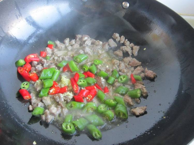 酸豇豆炒羊肉步骤7