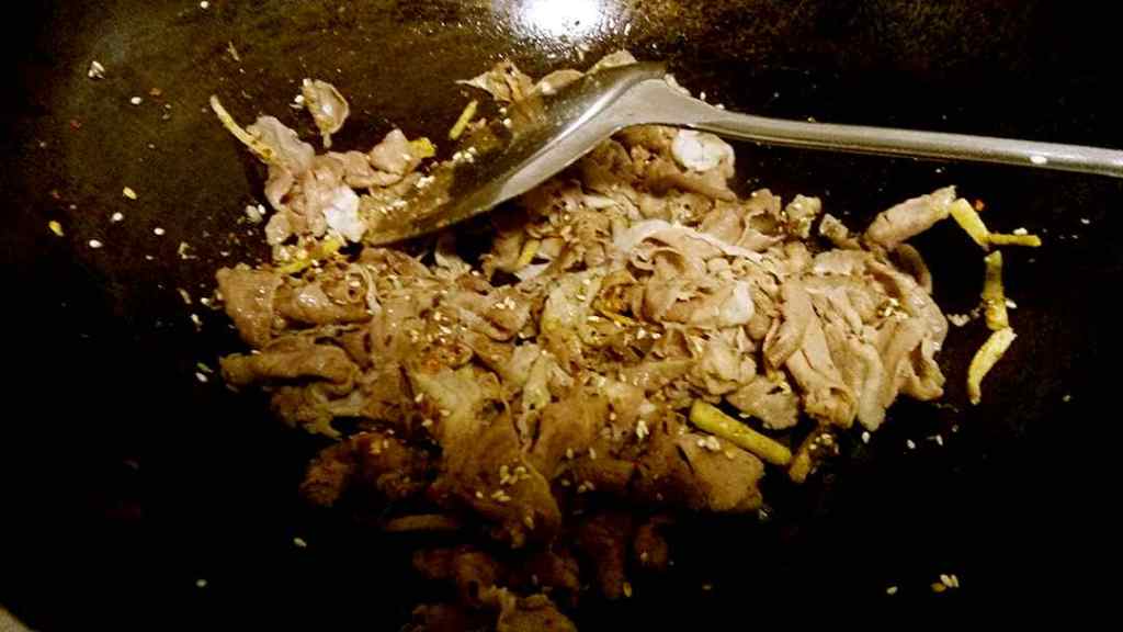孜然大葱炒羊肉片步骤4