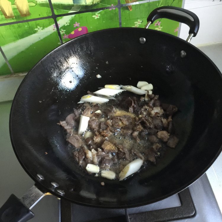 阿魏菇炒羊肉步骤8