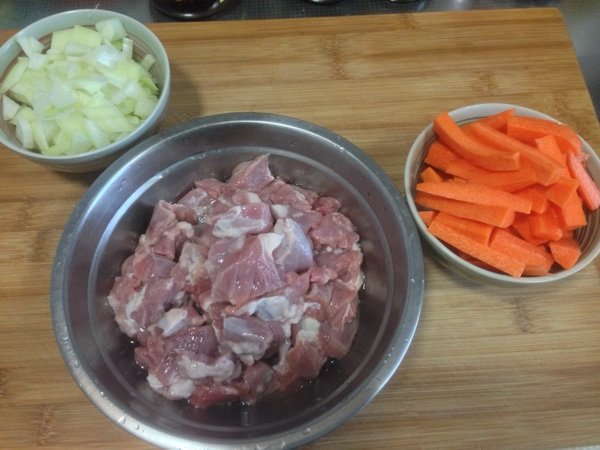 羊肉抓饭步骤1