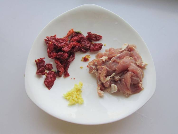 黄豆芽韭菜辣皮子炒肉步骤3