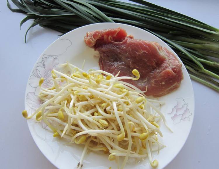 黄豆芽韭菜辣皮子炒肉步骤1