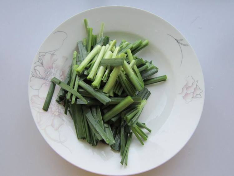 黄豆芽韭菜辣皮子炒肉步骤2