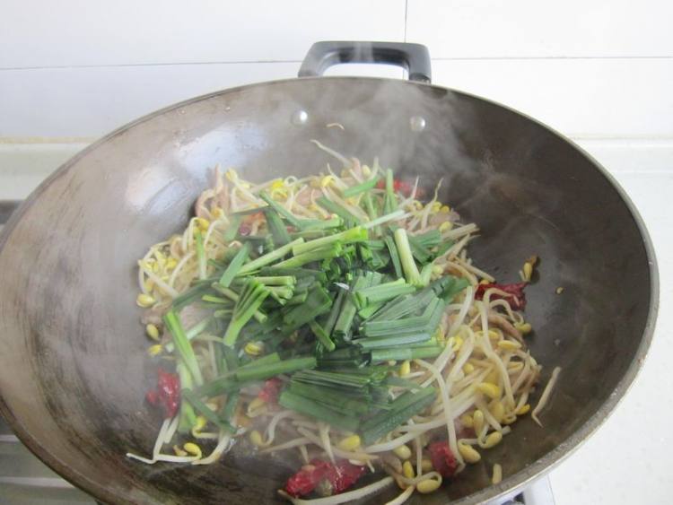 黄豆芽韭菜辣皮子炒肉步骤8